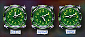 Panorama von drei Plastikuhren, die Zeitzonen anzeigen, Studioaufnahme