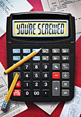 Blick auf einen Taschenrechner mit zerbrochenem Bleistift und Steuerformularen