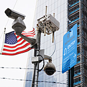 Überwachungskameras und amerikanische Flagge am One World Trade Center, New York City, New York, USA