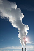 Industrieschornsteine mit Dampfschwaden im blauen Himmel, Toronto, Ontario, Kanada