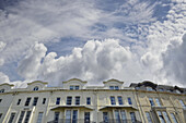Niedriger Blickwinkel auf Seaside Hotels, Weston Super Mare, England, UK