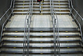 Bahnhofstreppe mit Metallgeländer im Bahnhof Paddington in London, England