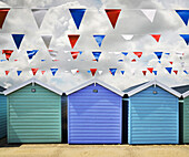 Reihe von Strandhütten und Wimpelfahnen in Weston Super Mare, England, UK