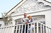 Ehepaar auf Balkon stehend