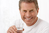 Porträt eines Mannes mit einem Glas Wasser