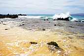 Wellenschlag am Strand, Maui, Hawaii, USA