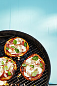 Hochformatige Ansicht von Pita-Pizzen auf dem Grill im Studio