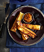 Ahorn-Kürbisbutter und French Toast auf einem Teller, Studioaufnahme