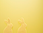 Zwei gelbe Osterhasen Schwämme auf gelbem Hintergrund