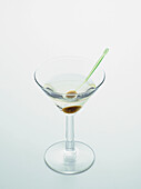 Glas Martini Bianco mit Olive auf weißem Hintergrund, Studioaufnahme
