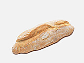 Laib Brot auf weißem Hintergrund, Studioaufnahme