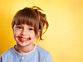 Porträt eines Mädchens mit Spaghetti-Soße im Gesicht