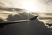 Tragfläche eines Flugzeugs im Himmel