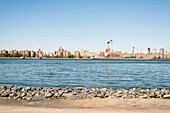 Skyline von Manhattan von der Williamsburg Waterfront, Brooklyn, New York City, New York, USA