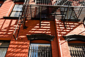 Feuertreppe an der Seite eines Gebäudes, Brooklyn, New York City, New York, USA