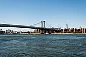 Williamsburg-Brücke und Manhattan-Skyline von Brooklyn aus, New York City, New York, USA