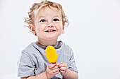 Porträt eines Jungen mit Eiscreme in der Hand