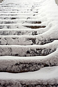 Nahaufnahme einer schneebedeckten Treppe