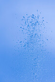 Tropfen einer Wasserfontäne vor blauem Himmel, Salzburg, Österreich