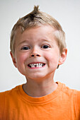 Porträt eines Jungen mit fehlendem Zahn, Salzburg, Salzburger Land, Österreich