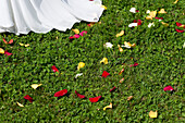Blumenblüten und Rand eines Hochzeitskleides, Gmunden, Oberösterreich, Österreich