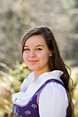 Portrait eines Mädchens in traditioneller österreichischer Kleidung, Salzburg, Österreich