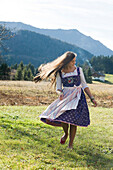 Mädchen in traditioneller österreichischer Kleidung, Salzburg, Österreich