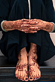 Nahaufnahme von Händen und Füßen einer Frau mit Henna im arabischen Stil
