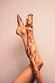 Beine und Arme einer Frau mit Henna im arabischen Stil bemalt, Studioaufnahme