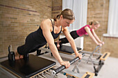 Frauen an Pilates-Trainingsgeräten