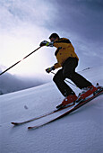 Mann beim Skifahren, Jungfrau Region, Schweiz