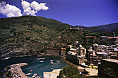 Überblick über Stadt, Landschaft und Hafen, Vernazza, Cinque Terre, Italien