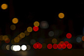 Unscharfe Lichter der Stadt bei Nacht
