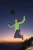 Mädchen springt in die Luft, Untersberg, Bayern, Deutschland