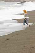 Frau am Strand, Sonoma-Küste, Kalifornien, USA