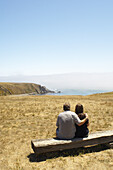 Pärchen auf Bank, Mendocino, Kalifornien, USA