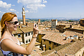 Frau beim Fotografieren, Siena, Provinz Siena, Toskana, Italien
