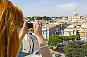 Frau beim Fotografieren der Vatikanstadt, Rom, Latium, Italien