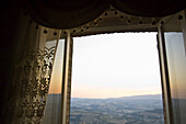 Blick auf Todi aus dem Fenster, Umbrien, Italien