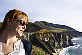 Frau mit Blick auf die Big-Sur-Küste und die Santa-Lucia-Berge, Monterey County, Kalifornien, USA