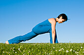 Frau übt Yoga