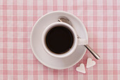 Kaffeetasse mit herzförmigen Zuckerklumpen