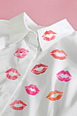 Lippenstiftküsse auf weißem Hemd