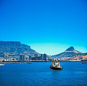 Kapstadt, Südafrika; Schiffe und die Stadt Kapstadt in der Ferne
