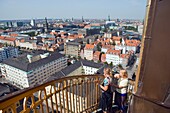 Vor Frelsers Kirke, Kopenhagen, Dänemark; Frauen genießen den Blick vom Kirchturm auf die Stadt