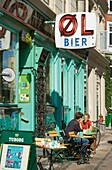 Kopenhagen, Dänemark; Junges Paar sitzt in einem Straßencafé