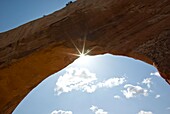Wilson Arch, Utah, Usa; Sonnenlicht durch den Bogen der Felsformation