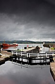 Schottland; Hafenviertel mit Frachter im Hintergrund