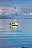 Isle Of Colonsay, Schottland; Segelboot auf dem Ozean