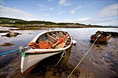 Ardminish, Isle Of Gigha, Schottland; Ruderboote am Ufer festgemacht